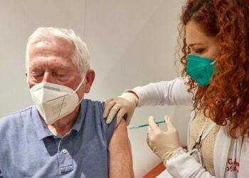 Los mayores de 80 recibirán la cuarta dosis contra el Covid a partir del día 26