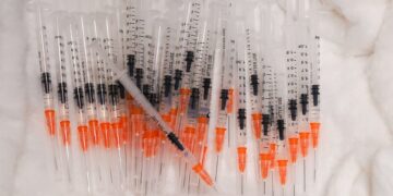 Andalucía iniciará el 3 de octubre la vacunación contra la gripe y la cuarta dosis Covid para mayores de 80 años