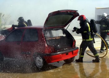 Encuentran el cuerpo sin vida de un hombre en el interior de un coche ardiendo en Puente Genil