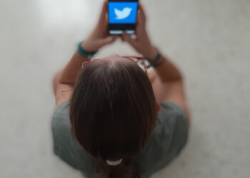 Seis de cada diez adolescentes duermen con el móvil