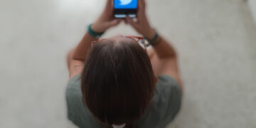 Seis de cada diez adolescentes duermen con el móvil