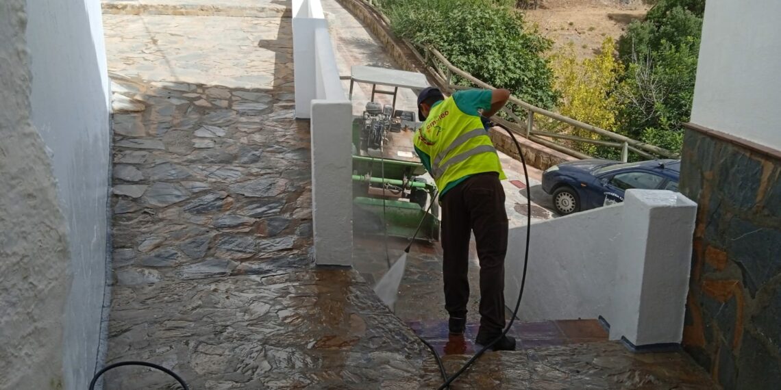 La limpieza viaria llega a todos los rincones del casco histórico de Casares