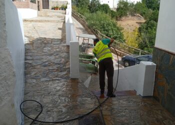 La limpieza viaria llega  a todos los rincones del casco histórico de Casares