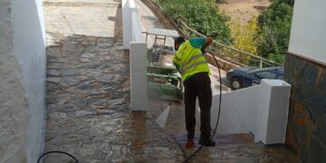 La limpieza viaria llega  a todos los rincones del casco histórico de Casares