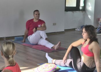 La asociación Bandera Rosa recauda 300€ con la actividad de yoga