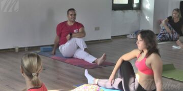 La asociación Bandera Rosa recauda 300€ con la actividad de yoga