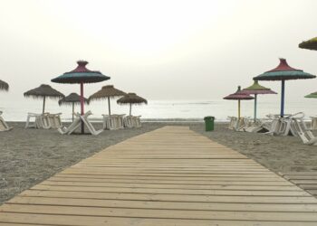 Comienza la retirada del mobiliario de playas del litoral manilveño