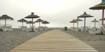 Comienza la retirada del mobiliario de playas del litoral manilveño