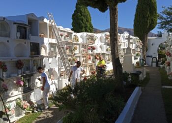 Puesta a punto del cementerio y alrededores para Todos los Santos y los Difuntos en Casares