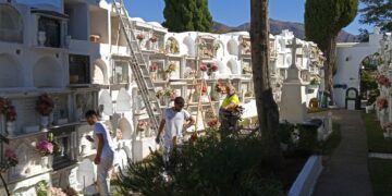 Puesta a punto del cementerio y alrededores para Todos los Santos y los Difuntos en Casares