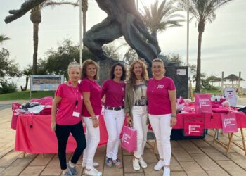 La asociación Bandera Rosa ha estado en Sabinillas con motivo del Día Internacional del Cáncer de Mama