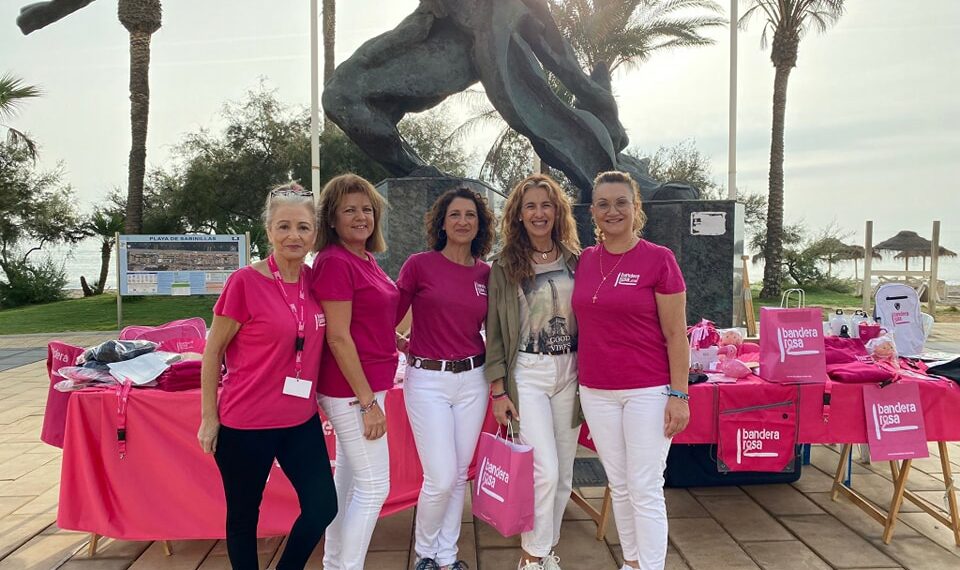 La asociación Bandera Rosa ha estado en Sabinillas con motivo del Día Internacional del Cáncer de Mama