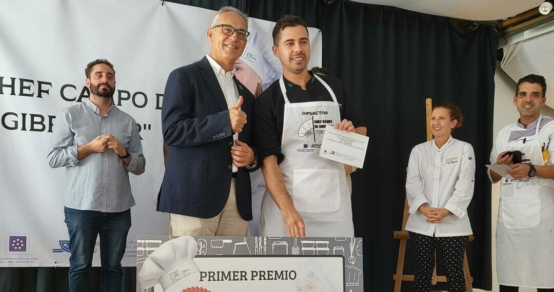 Guillermo Collado, vecino de Secadero, recibe el premio es ganador del I Concurso chef del campo de Gibraltar.