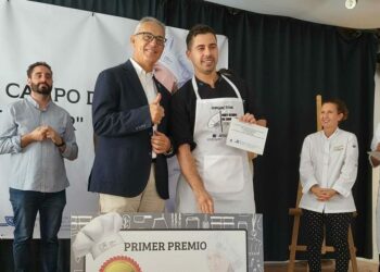 Guillermo Collado, vecino de Secadero, recibe el premio es ganador del I Concurso chef del campo de Gibraltar.
