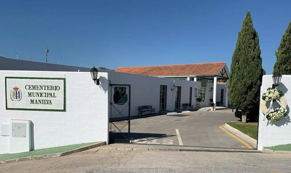 Horarios de los cementerios con motivos de Todos los Santos en Manilva