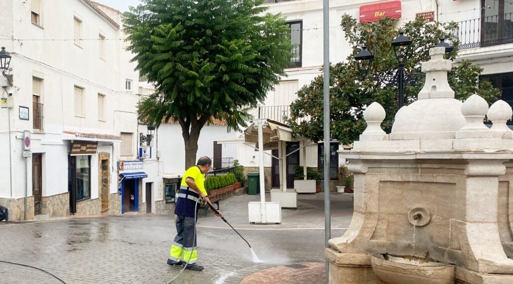 El Ayuntamiento de Casares pone en marcha un plan de choque para la limpieza del casco histórico
