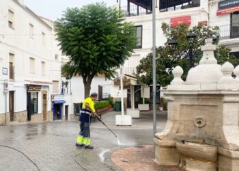 El Ayuntamiento de Casares pone en marcha un plan de choque para la limpieza del casco histórico