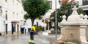 El Ayuntamiento de Casares pone en marcha un plan de choque para la limpieza del casco histórico