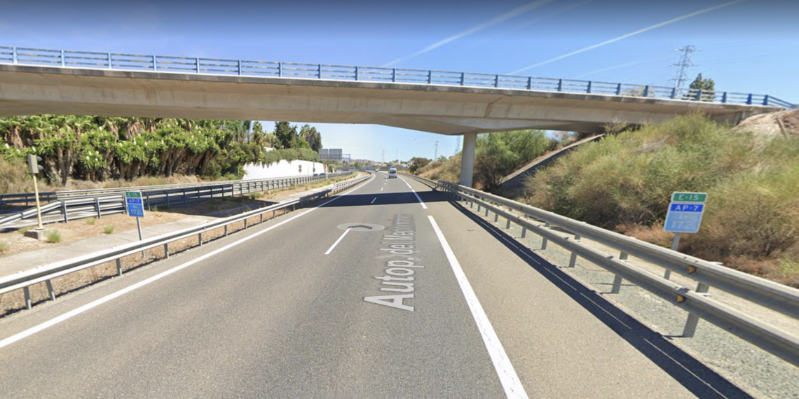 Fallece un hombre tras salirse su coche de la vía y chocar con la mediana en Marbella