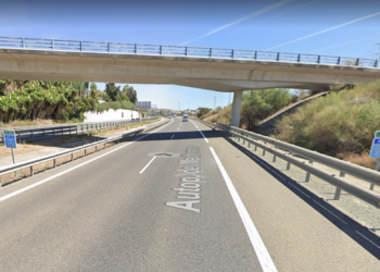 Fallece un hombre tras salirse su coche de la vía y chocar con la mediana en Marbella