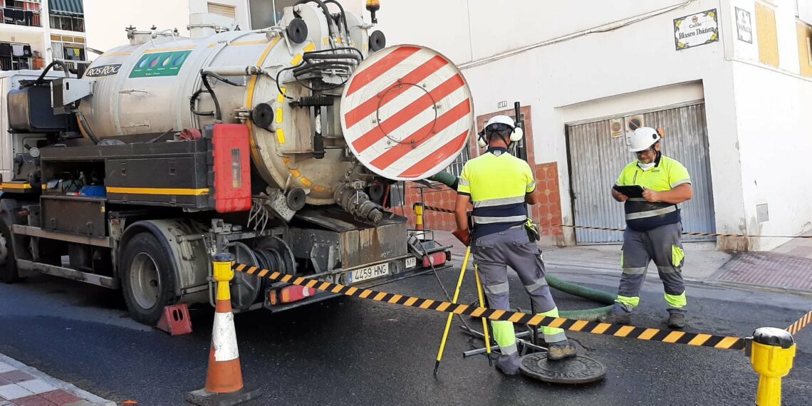 Hidralia y el Ayuntamiento de Estepona limpian 138 kilómetros de la red de saneamiento