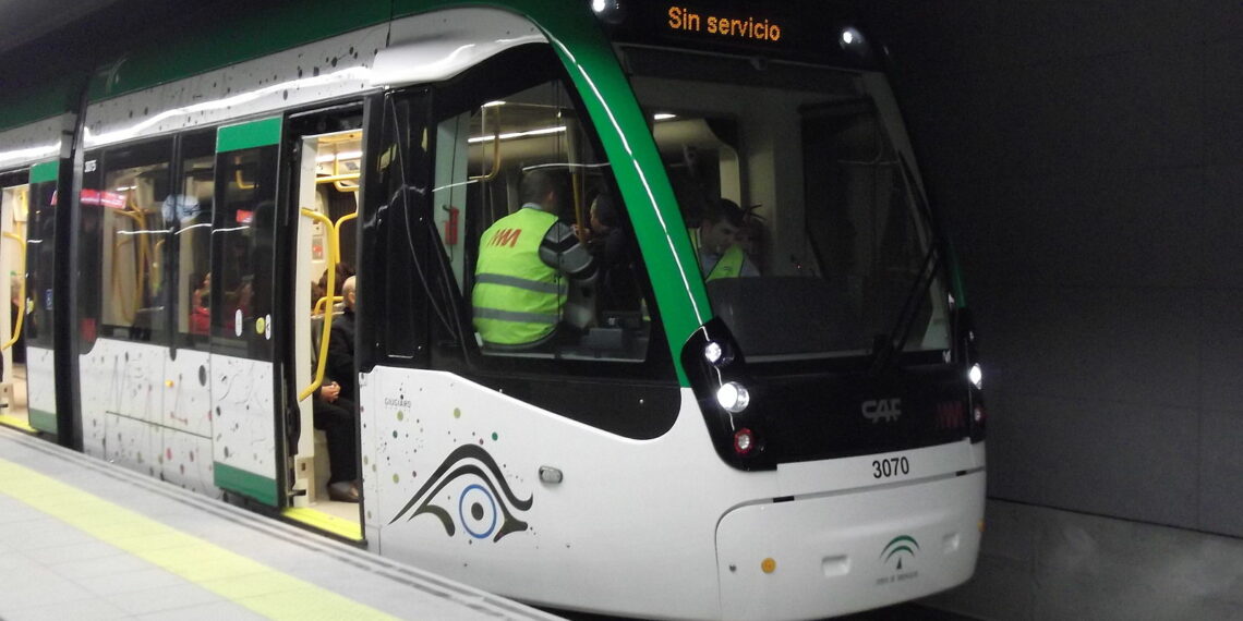 Dos jóvenes detenidos tras un robo y localizados por no pagar el billete del metro de Málaga