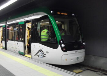 Dos jóvenes detenidos tras un robo y localizados por no pagar el billete del metro de Málaga