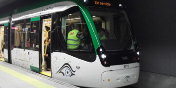 Dos jóvenes detenidos tras un robo y localizados por no pagar el billete del metro de Málaga