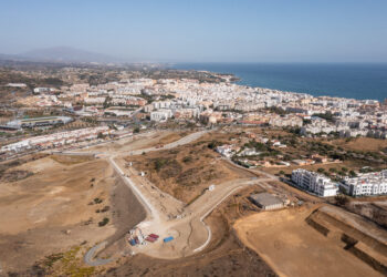 Las obras del «Camino de las Mesas», en Estepona, al 75% de su ejecución