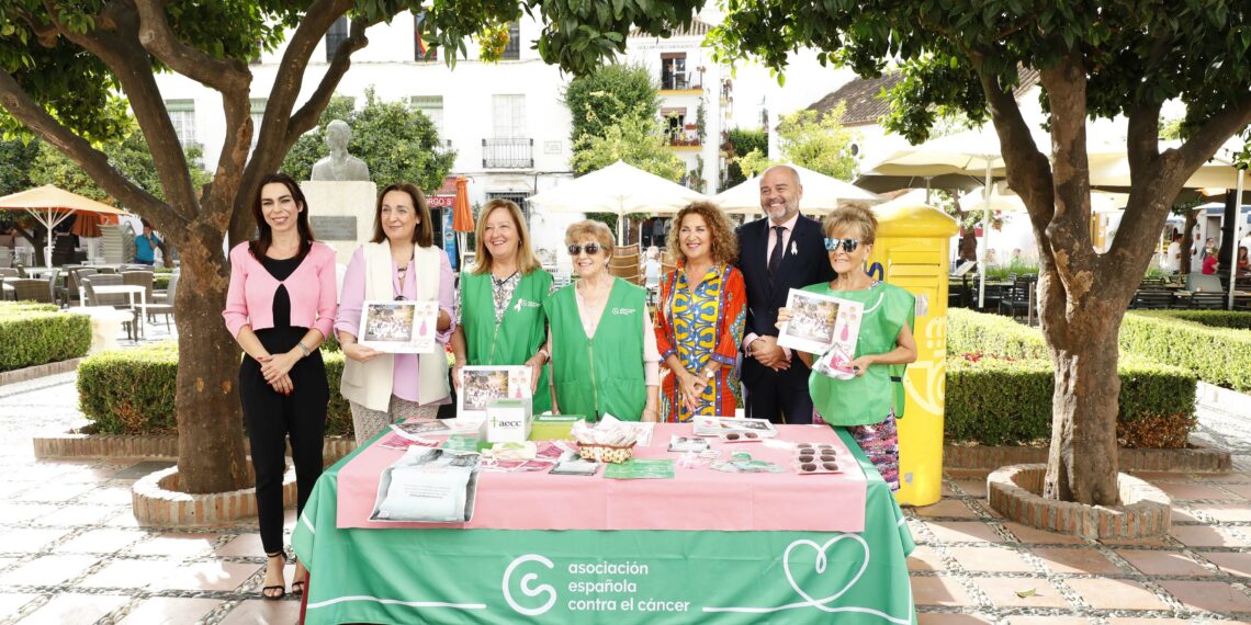 Marbella y San Pedro conmemoran el Día Mundial contra el Cáncer de Mama con la iluminación de edificios municipales