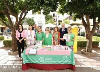 Marbella y San Pedro conmemoran el Día Mundial contra el Cáncer de Mama con la iluminación de edificios municipales