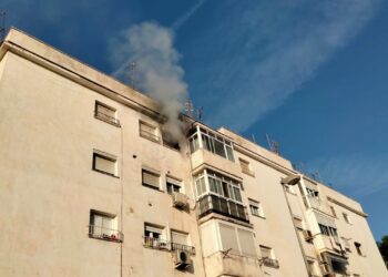 Un afectado por inhalación de humo tras un incendio en una vivienda en Torremolinos