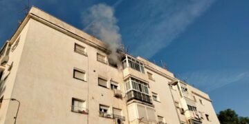 Un afectado por inhalación de humo tras un incendio en una vivienda en Torremolinos