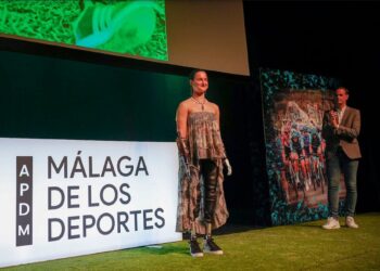 La surfista Sarah Almagro lleva su experiencia vital y deportiva al barrio malagueño de El Perchel