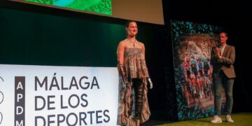La surfista Sarah Almagro lleva su experiencia vital y deportiva al barrio malagueño de El Perchel