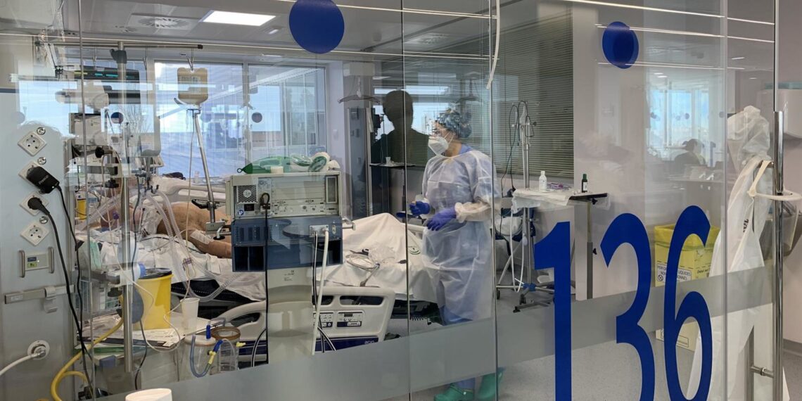 Málaga vuelve a contabilizar pacientes en UCI con COVID y notifican nueve fallecidos