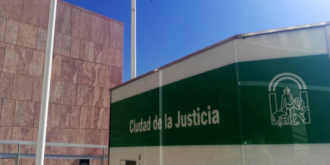 Absuelven a un joven de 22 años acusado de abusar de su novia menor de edad y amenazar al padre