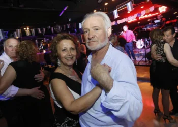 Casares lleva a sus mayores a bailar