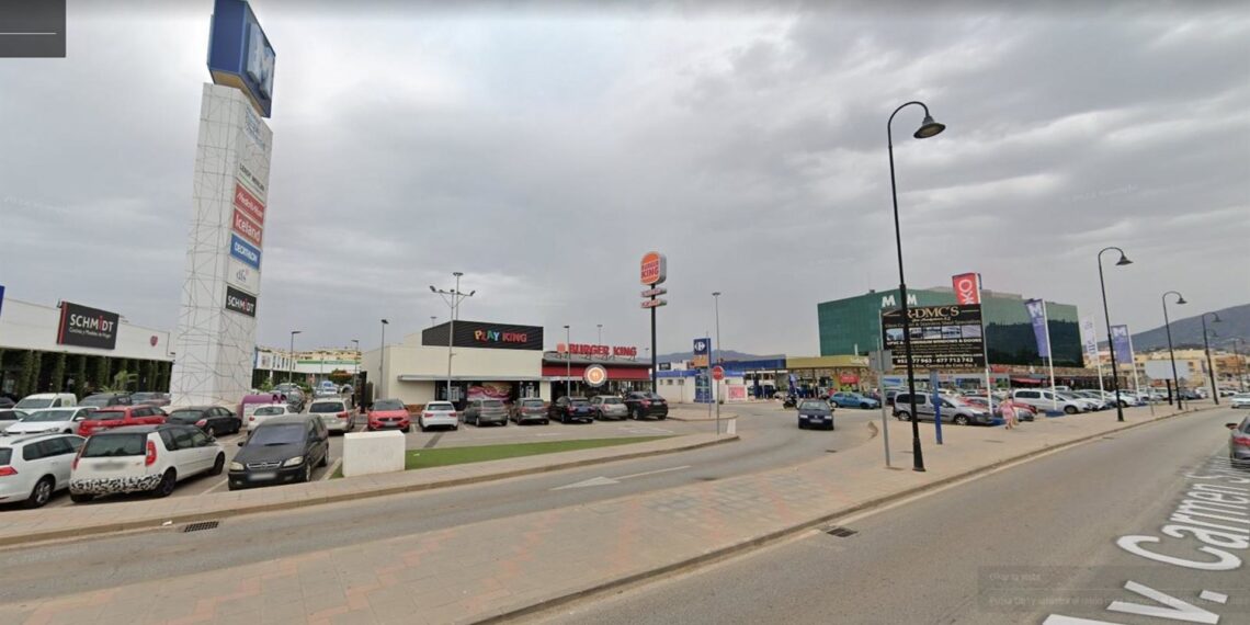 Bomberos sofocan un incendio en el parque comercial Miramar de Mijas