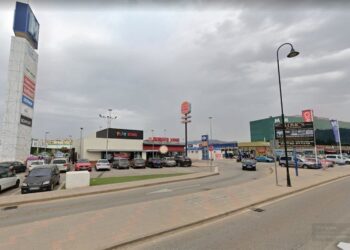 Bomberos sofocan un incendio en el parque comercial Miramar de Mijas