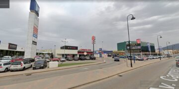 Bomberos sofocan un incendio en el parque comercial Miramar de Mijas