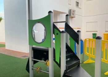 El Colegio Los Almedros de Secadero estrena nuevo parque infantil