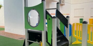 El Colegio Los Almedros de Secadero estrena nuevo parque infantil