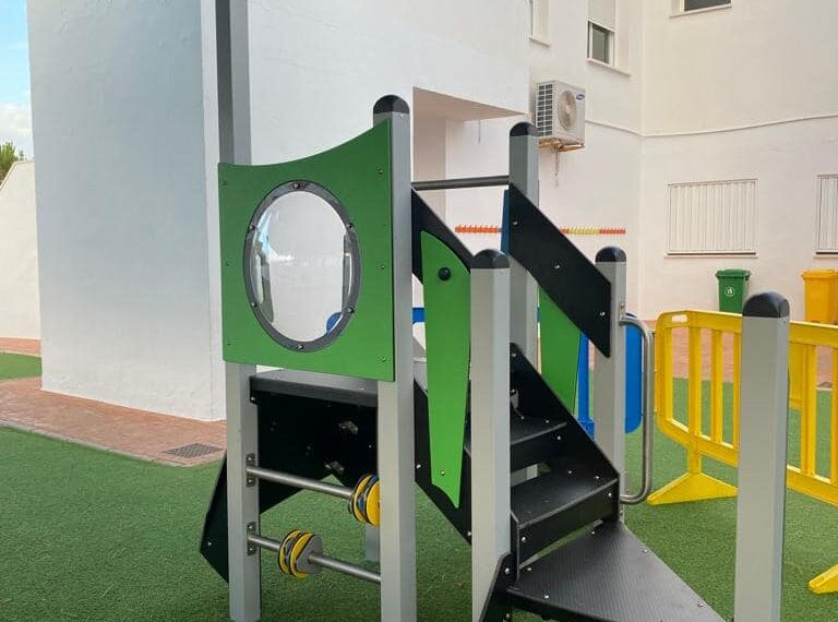 El Colegio Los Almedros de Secadero estrena nuevo parque infantil