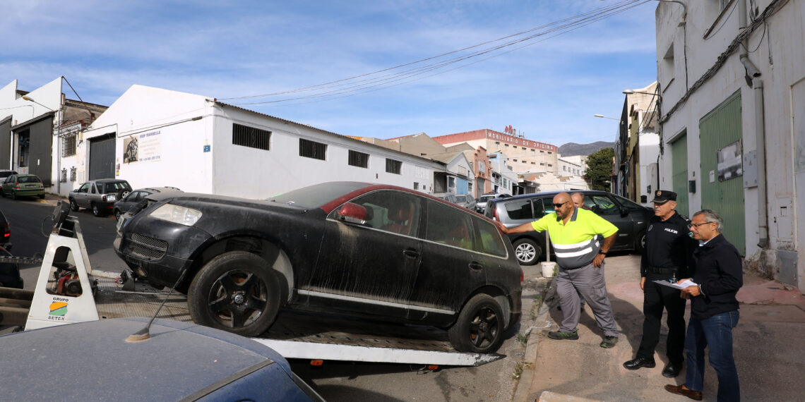 Marbella comienza a retirar 170 vehículos abandonados en la vía pública