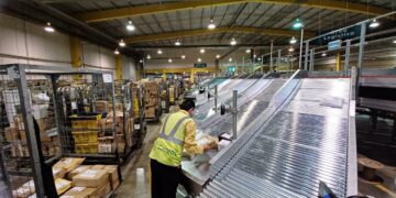 Correos estrena máquina de clasificación de paquetería en su centro logístico de Málaga