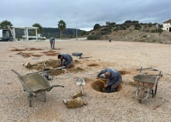 Arrancan las obras de instalación del  parque infantil de Doña Julia