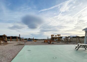 Así avanzan las obras del parque infantil de Doña Julia en Casares Costa