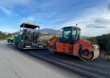 Trabajos de reasfaltado en la carretera que une Casares y Costa