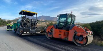 Trabajos de reasfaltado en la carretera que une Casares y Costa